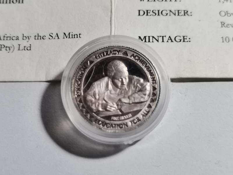 FNB PROOF PURE SILVER MANDELA MEDALLION WITH CERTIFICATE.