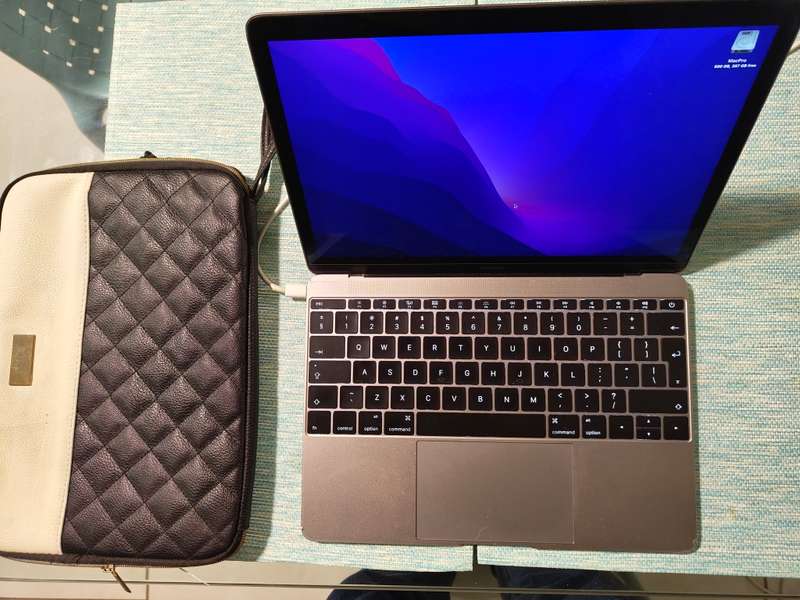 MAC BOOK PRO - 500Gb ROM, 8Gb RAM