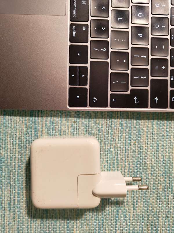 MAC BOOK PRO - 500Gb ROM, 8Gb RAM