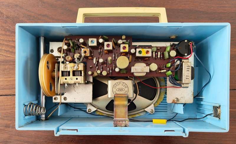 VINTAGE SHARP TRANSISTOR RADIO