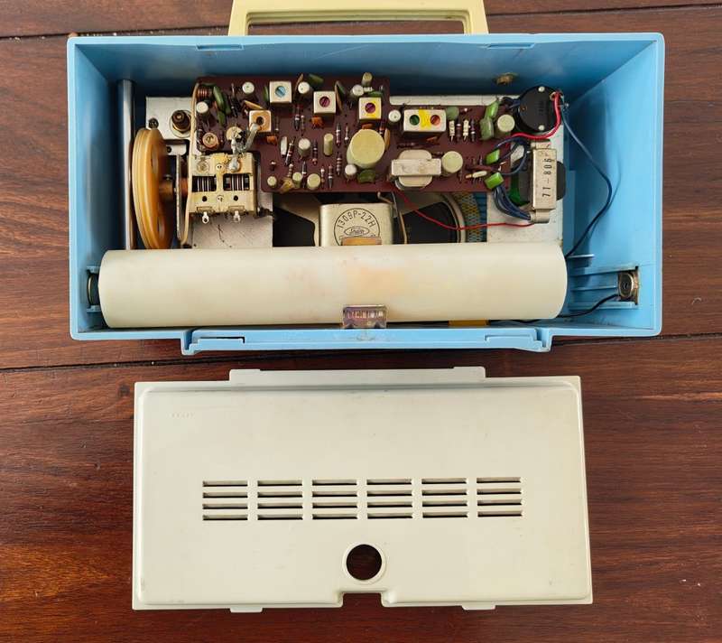 VINTAGE SHARP TRANSISTOR RADIO