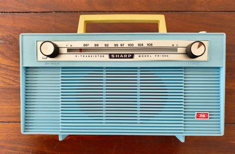 VINTAGE SHARP TRANSISTOR RADIO