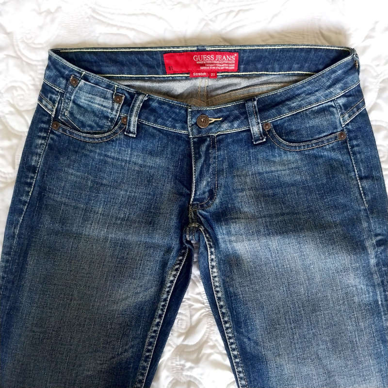 GUESS LOW-RISE BOOTLEG JEANS WITH BEAD & SEQUIN EMBELLISHMENTS W27 - DARK WASH