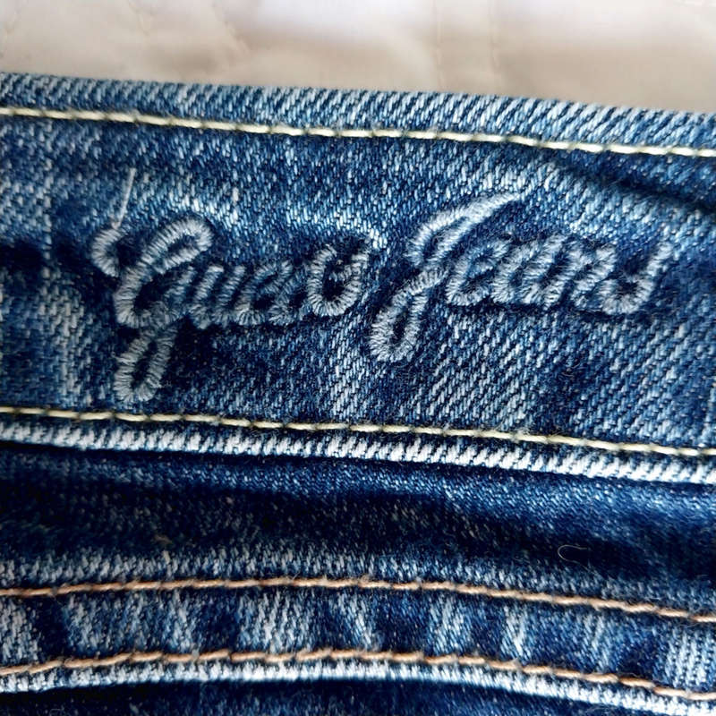 GUESS LOW-RISE BOOTLEG JEANS WITH BEAD & SEQUIN EMBELLISHMENTS W27 - DARK WASH