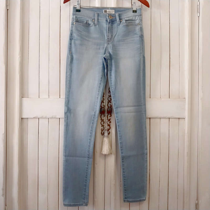 FOSCHINI NEWS DENIM LOW-RISE SUPER SKINNY STRETCH JEANS - LIGHT WASH