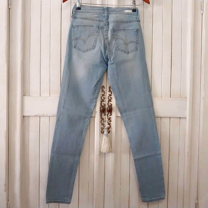 FOSCHINI NEWS DENIM LOW-RISE SUPER SKINNY STRETCH JEANS - LIGHT WASH