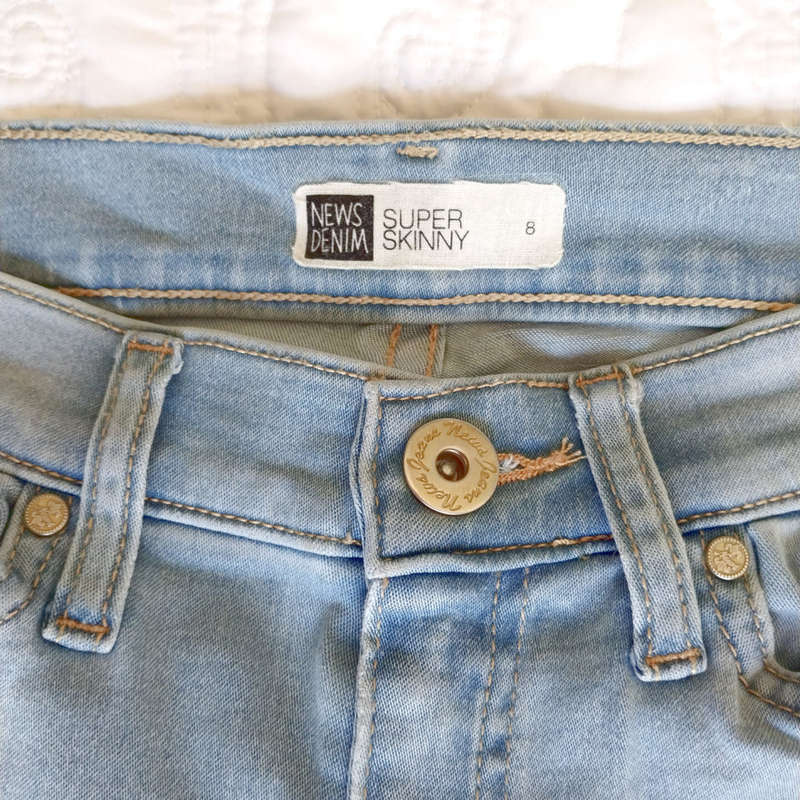 FOSCHINI NEWS DENIM LOW-RISE SUPER SKINNY STRETCH JEANS - LIGHT WASH