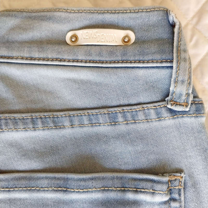FOSCHINI NEWS DENIM LOW-RISE SUPER SKINNY STRETCH JEANS - LIGHT WASH