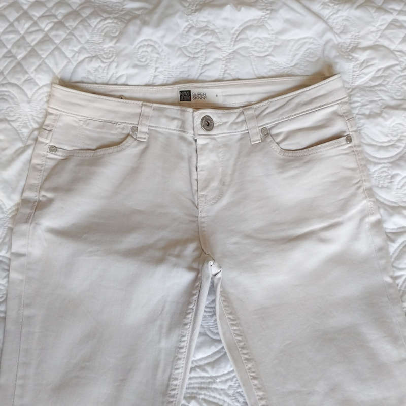 FOSCHINI NEWS DENIM LOW-RISE SUPER SKINNY STRETCH JEANS - CREAM/ECRU