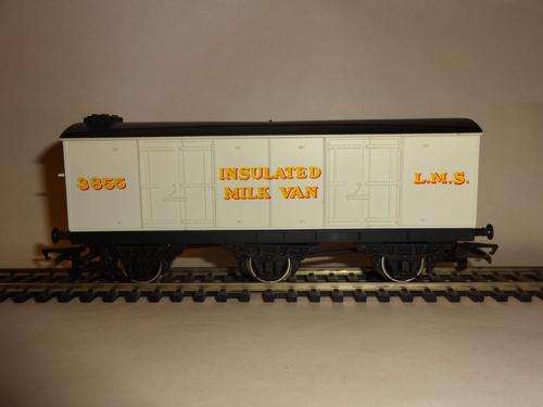 Hornby Railways 6 Wheel Insulated Milk Van in OO Gauge (1:76)