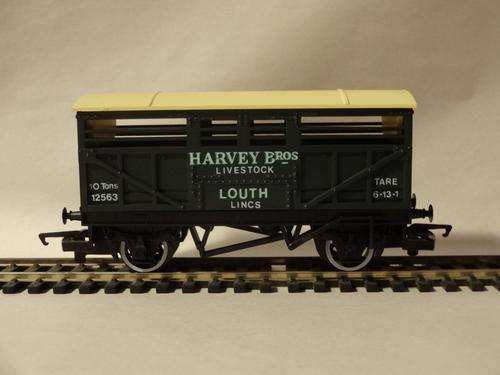 Hornby Railways Cattle Wagon Harvey Bros in OO Gauge (1:76)