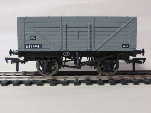 Bachmann-Branchline 37-107 7 Plank Wagon in BR Grey in OO Gauge