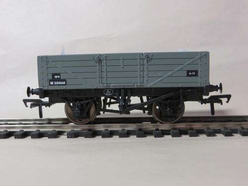 Bachmann Branch-Line 37-058 5 Plank Wooden Floor Wagon in BR Grey in OO Gauge