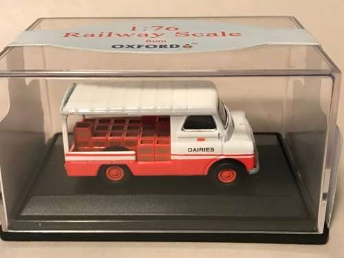 Oxford Diecast 76CA001 Bedford CA milk float in `Unigate` livery