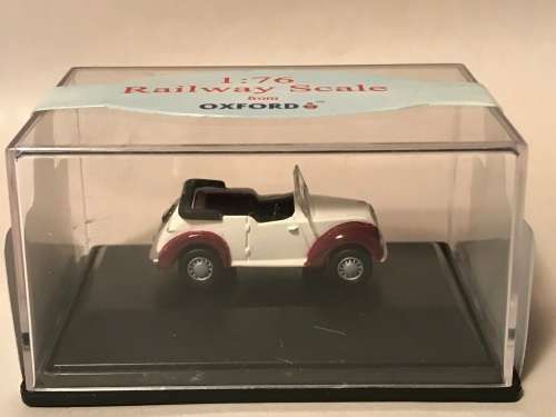 Oxford Diecast 76ME003 Morris Eight Tourer in ivory and maroon