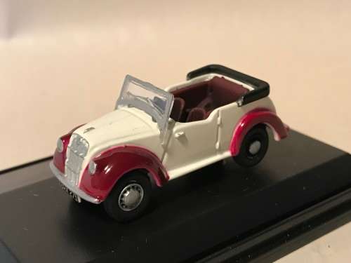 Oxford Diecast 76ME003 Morris Eight Tourer in ivory and maroon