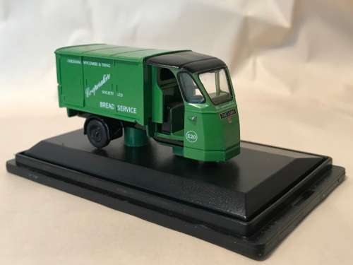 Oxford Diecast 76WE004 Wales and Edwards `Standard` van in `Co-op Bread Service` livery