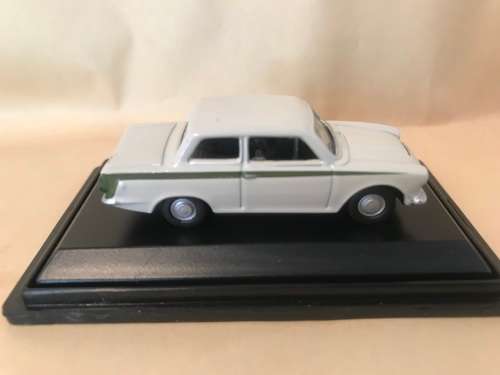 Oxford Diecast 76COR1001 Ford Cortina MK1 in ermine white and green livery