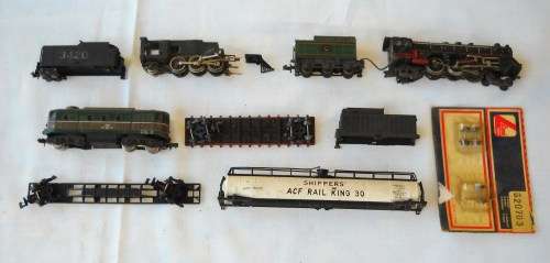 10 PIECES N GUAGE MODEL TRAIN ROLLING STOCK-INCLUDING 2 X ENGINES-FOR SPARES