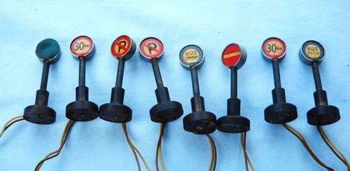 8 MARKLIN ELECTRIFIED TRAFFIC SIGNAL LIGHTS For Layout-1950's-HO-LOVELY CONDITION