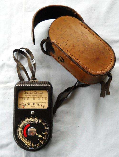 WESTON MASTER UNIVERSAL LIGHT EXPOSURE METER IN ORIGINAL LEATHER CASE-GOOD CONDITION
