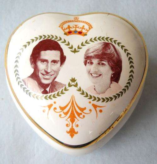 COMMEMORATIVE-HEART SHAPED LIDDED TRINKET BOX-SMALL-PRINCE CHARLES AND LADY DI-EXC CONDITION