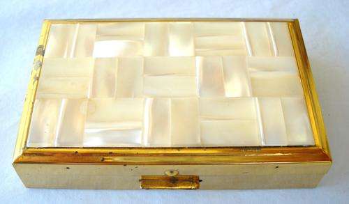 MUSICAL LADIES POWDER COMPACT-VINTAGE-UNUSED-MOTHER OF PEARL TOP-VERY GOOD CONDITION