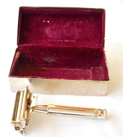 VALET RAZOR-VINTAGE-IN CHROMED CASE-EXCELLENT CONDITION