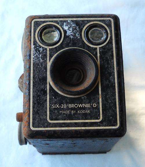 KODAK SIX 20 BROWNIE BOX CAMERA-MODEL D-1946-1957-GOOD CONDITION