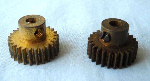 2 x PINIONS-25 TEETH-MECCANO-3/4 INCH DIAMETER x 1/4 INCH FACE-VERY GOOD CONDITION