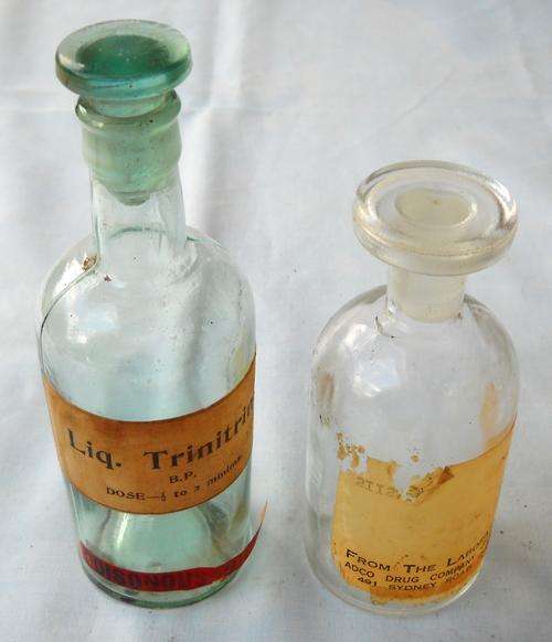 2 X MINI APOTHECARY BOTTLES WITH GLASS STOPPERS-AQUA & CLEAR-VERY GOOD CONDITION