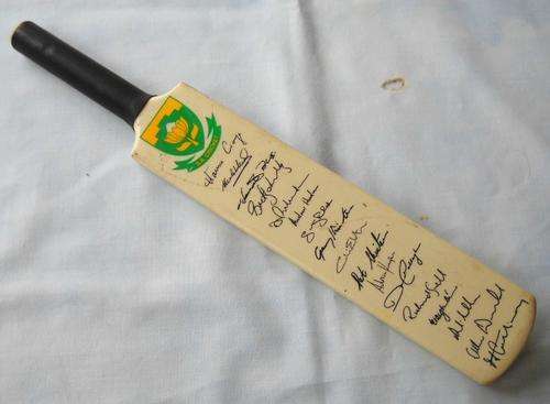1990s-SOUTH AFRICA / PROTEAS-AUTOGRAPHED SOUVENIR CRICKET BAT-17 SIGNATURES-VERY GOOD CONDITION