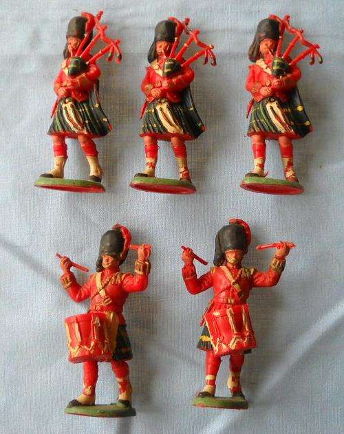 5 x PLASTIC TOY SOLDIERS-SCOTTISH MARCHING BAND-MADE IN ENGLAND-LOVELY CONDITION