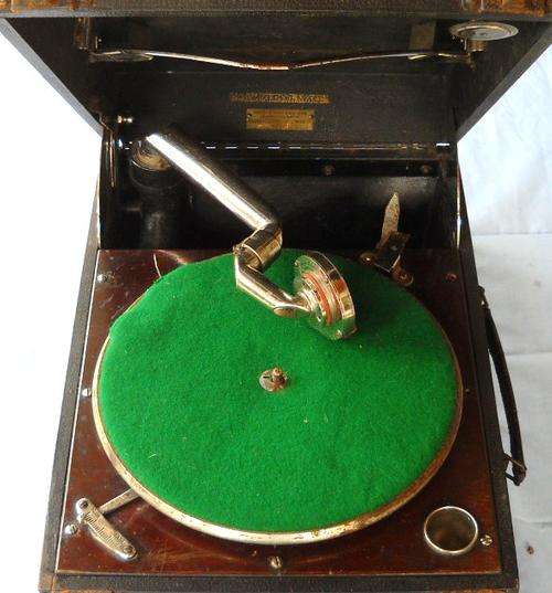 1928-COLUMBIA GRAFONOLA #112A PORTABLE GRAMOPHONE-VERY GOOD COSMETIC CONDITION