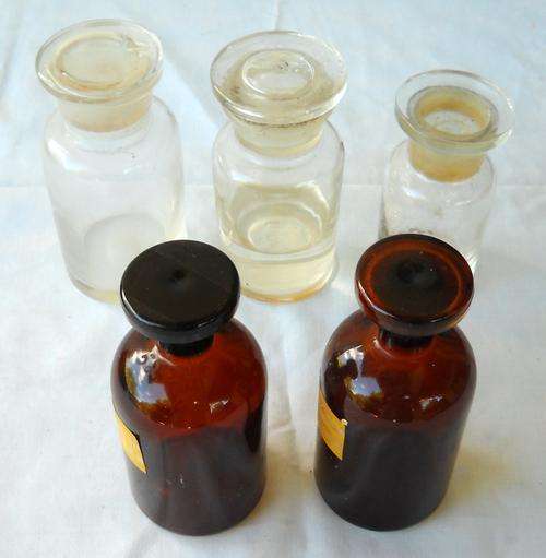 5 X VINTAGE GLASS CHEMIST / APOTHECARY BOTTLES WITH STOPPERS-CLEAR & AMBER-VERY GOOD CONDITION