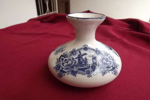 Beautiful Delft porcelain vases.Fron De Kruik Delf ware Holland 1838.Height 7cm