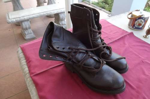 Pair of SADF Genuine leather army boots by DWS 2013 size 7.5.As new condition
