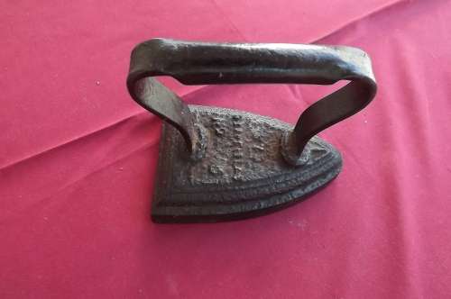 Cast iron antique black no 5 iron in good condition.