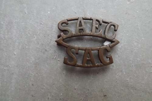 SAEC - SAG  shoulder title in brass with 2 bended lugs. In good condition