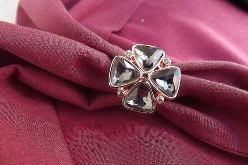 lovely floral design costume jewelery ring in size 8.New