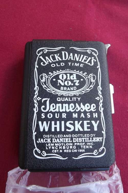 Handy Jack Daniels Whiskeycigaret holder/dispenser and lighter.Size 9.2x6.9cm.New.Never used