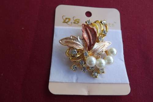 Costume Jewelery stunning brooch with enameled leafs,4 pearls and simulated diamonds 4.5x4.5cm