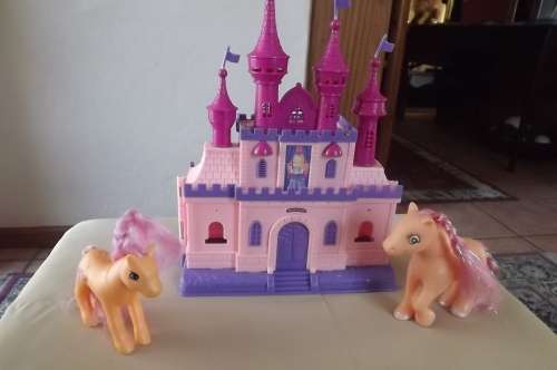 Toy castle 19x26cm in plastic plus 2x ponies.In good condition