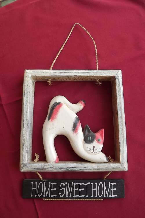 Wooden wallhanger with cat in wooden frame and "HOME SWEET HOME plate.Frame 20 x 20cm.Good condition