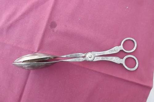 Silver plated salad server tong in good condition