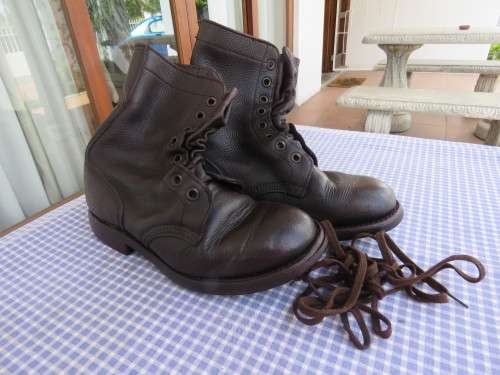 Pair of SADF genuine leather brown boots in size 6.Army size 247 by DWS.Good condition