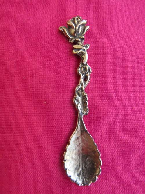 Tiny gilded spoon with rose handle.Length 7 cm.As new.