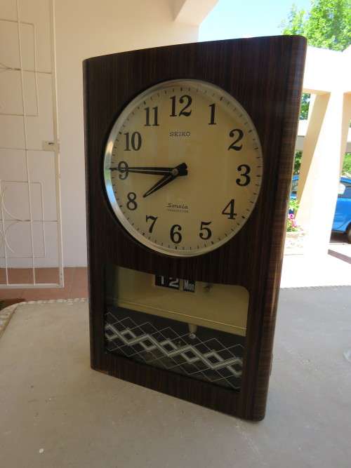 Antique wall clock by Seiko Sonola Transistor with date.Work with batteries.Wooden case.Working cond