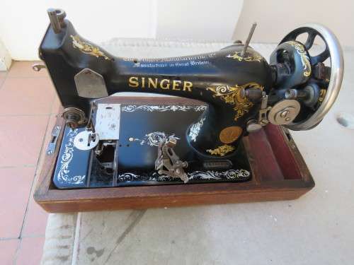 Antique Singer hand operated sewing machine .Complete with lid.EC323418.See scans.