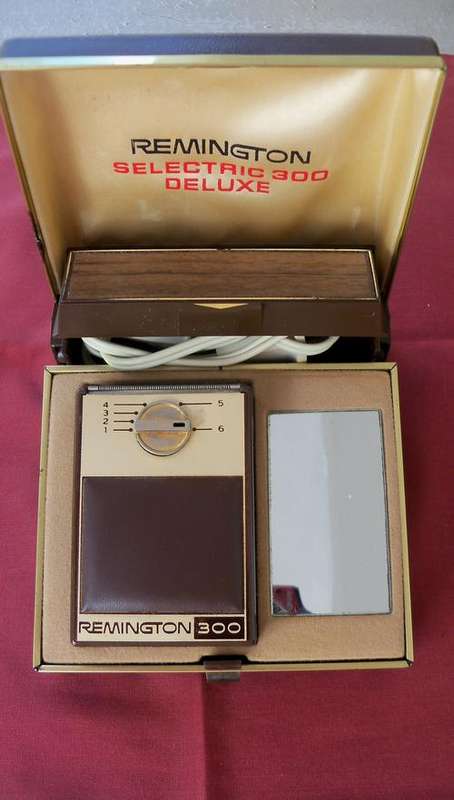 Antique Remington Selectric 300 delux shaver - Made in France - complete and in good condition